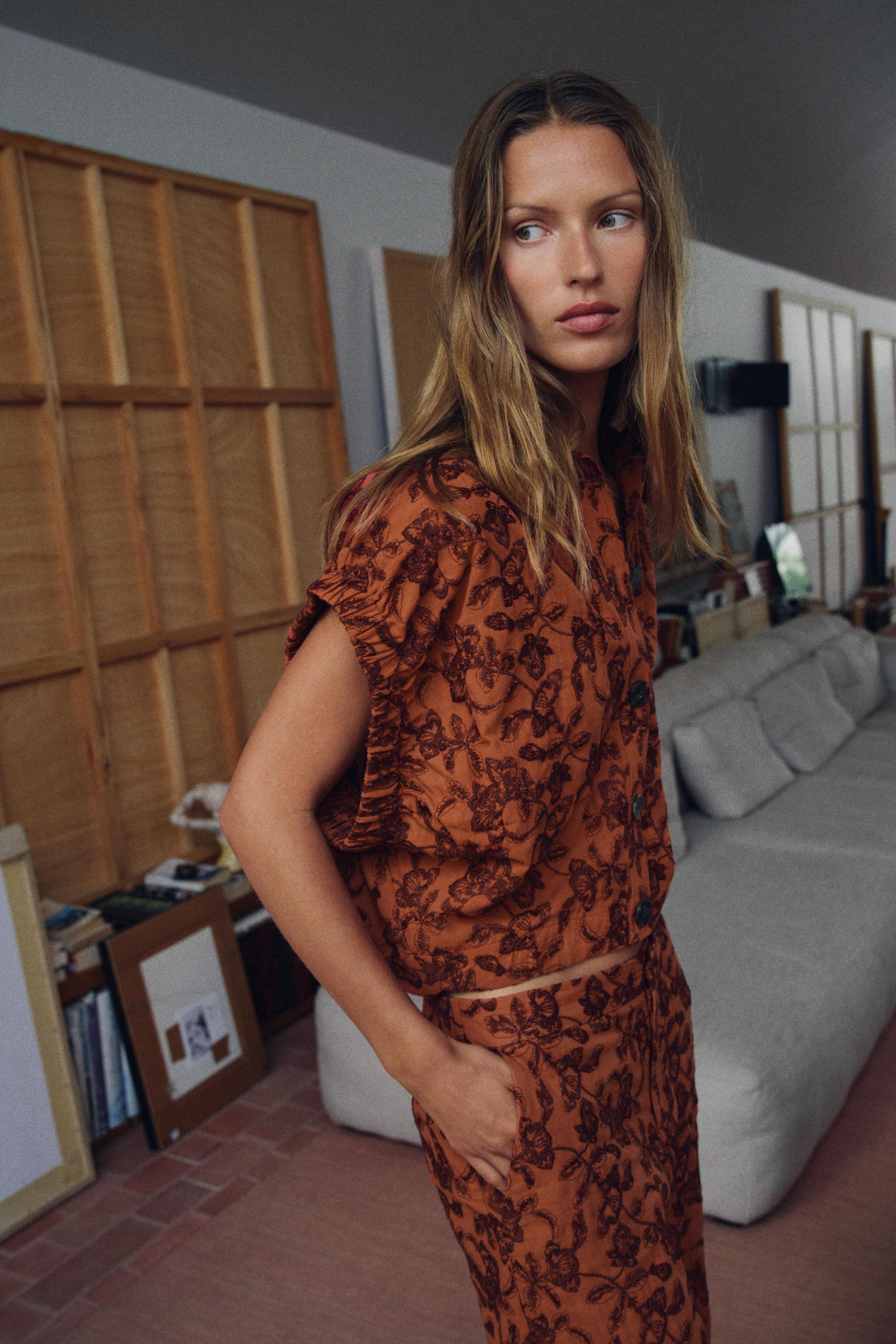 EMBROIDERED ELASTICIZED TOP